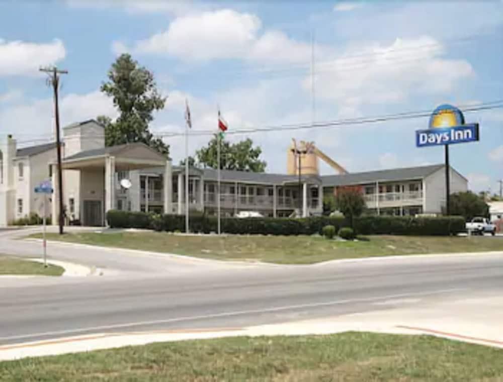 Days Inn By Wyndham Kerrville Exterior photo